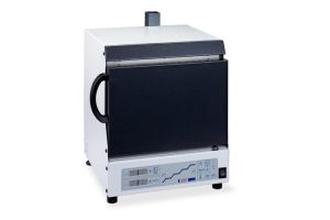 Magma é um forno de pré-aquecimento com todas as características técnicas que nada deixam a desejar na programação, no uso e sua ergonomia. Calor uniforme na mufla do forno devido ao aquecimento dos quatro lados da mufla. Alta velocidade de aquecimento: em apenas 60 minutos até 900 °C. Capacidade de armazenar até 99 programas em sua memória + 1 programa para materiais de revestimento rápidos.