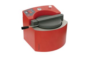 POLYMAX 5 – DREVE Unidade de polimerização de pressão com um intervalo de temperatura de até 95 ° C, com pressão infinitamente variável de 3 a 6 bar. Devido ao particularmente grande volume da panela de pressão também é adequado para grandes articuladores.